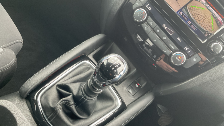 Nissan Qashqai 1.3 DiG-T N-Connecta 5dr Petrol Hatchback